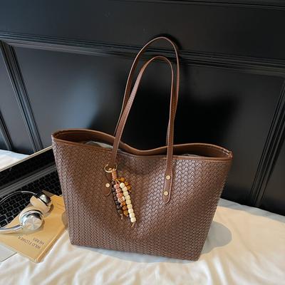 A Versatile Commuting Handbag for Women, A Fashionable Shoulder Bag, and A High-end, Large-capacity Tote Bag