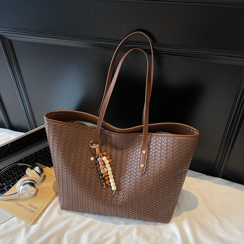 A Versatile Commuting Handbag for Women, A Fashionable Shoulder Bag, and A High-end, Large-capacity Tote Bag