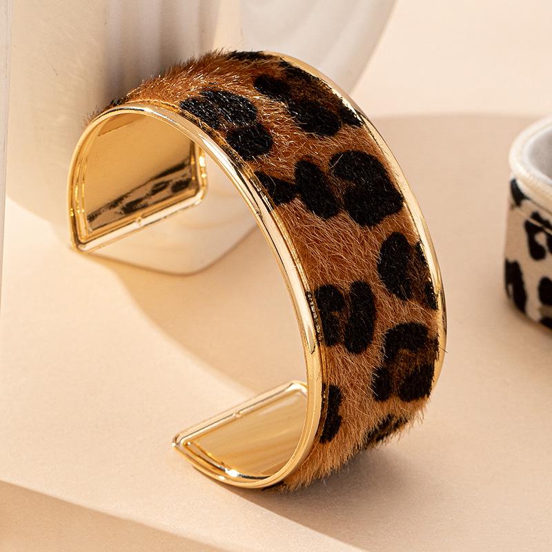 

Модные кожаные браслеты с леопардовым принтом: Винтажный стиль с открытым дизайном
