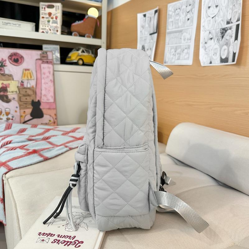 Lightweight Quilted Backpack Casual Fashion Daily Bag Large Capacity School Bag for Students Minimalist Design Commute Travel with Functional Pockets