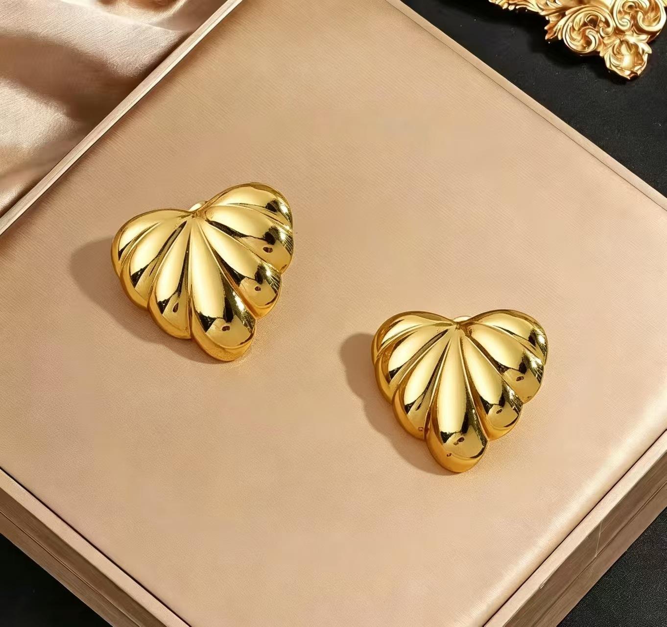 

Stainless steel new high-end gold earrings, niche design light luxury metal stud earrings temperament earrings batch