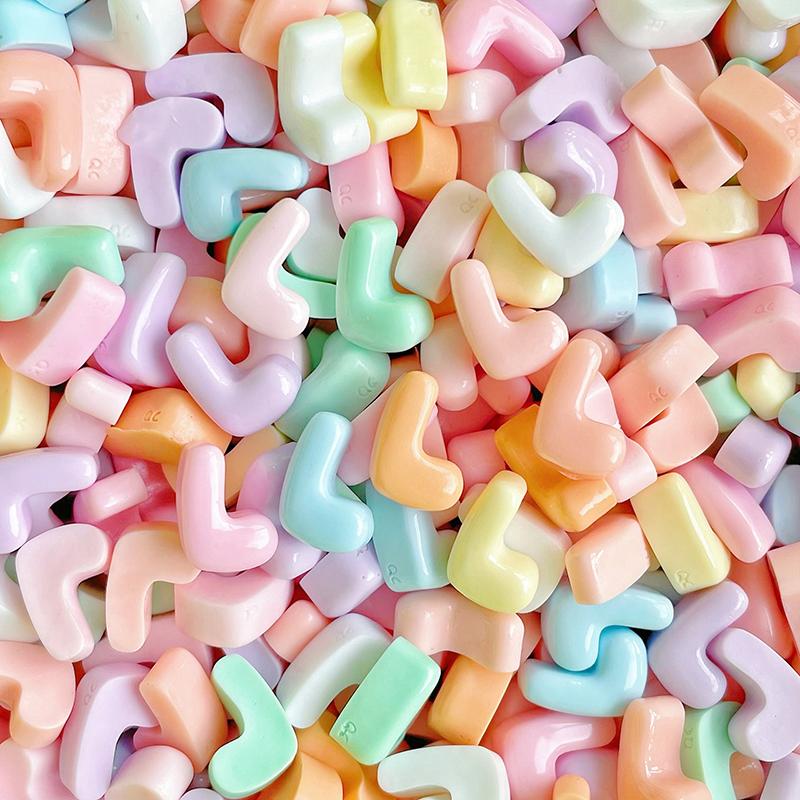 20 Stück Mini-Buchstaben Gemischte Harz-Accessoires ABCD Englische Buchstaben-Aufkleber DIY Sahne-Kleber Handyhülle Haarspangen-Dekoration Zubehör
