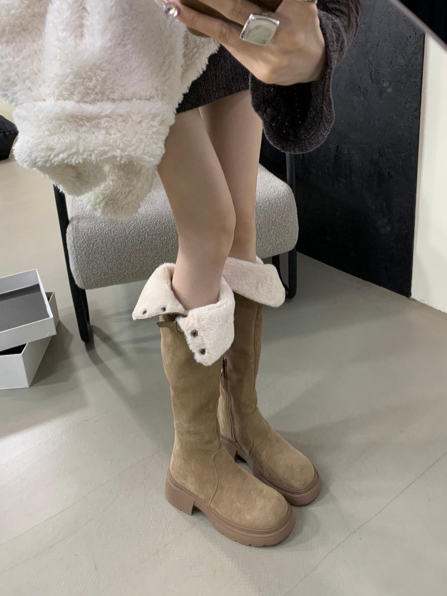 

Двое носят сложенные ботинки на толстой подошве для детей осенью и зимой 2025 года, новые ботфорты на толстом каблуке до колена, Европа и США 39 хаки