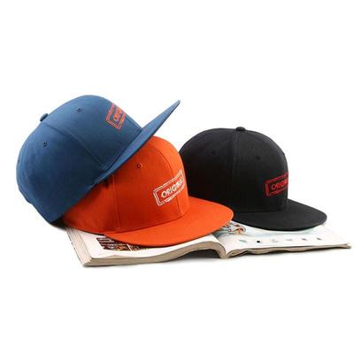 Übergroße Snapback-Kappe mit aufgedrucktem Logo