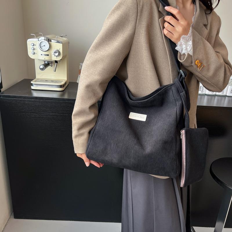 Spring and summer new Korean version solid color large capacity bag 2025 new foreign style casual single shoulder simple solid color velvet cloth bag