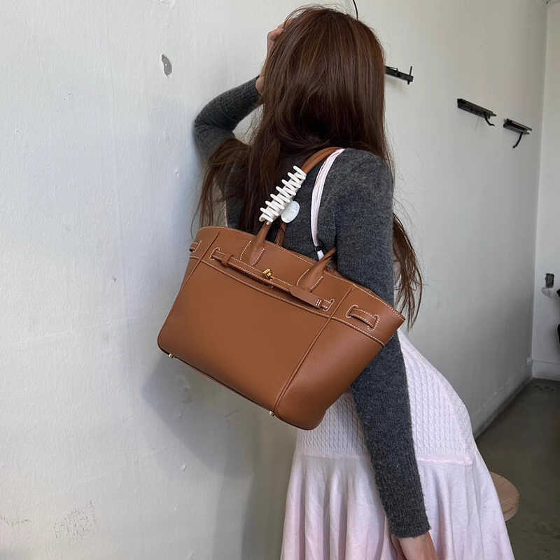 Leisure Large Capacity Trendy Women's Bag, Fashionable Retro Commuting Travel Bag, Single Shoulder Support Oversized Bag