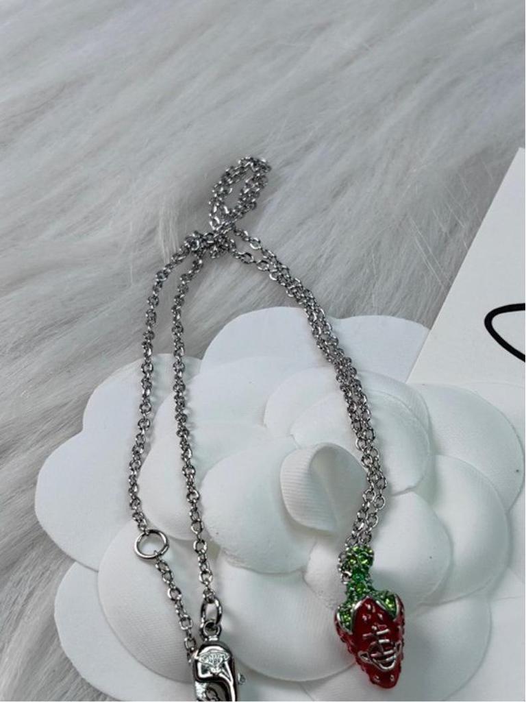 Western Empress Erdbeerkette: Niedlicher roter Saturn-Anhänger Choker, Weihnachts-Stil