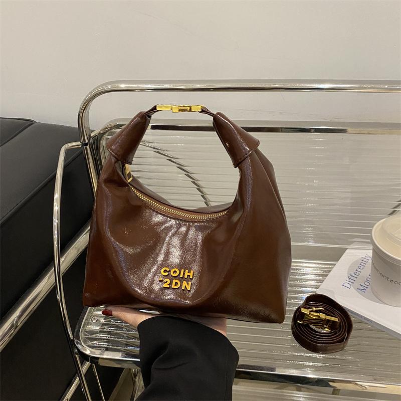 

2025 new retro personality foreign style underarm dumpling bag niche design light luxury fashion trend shoulder messenger bag