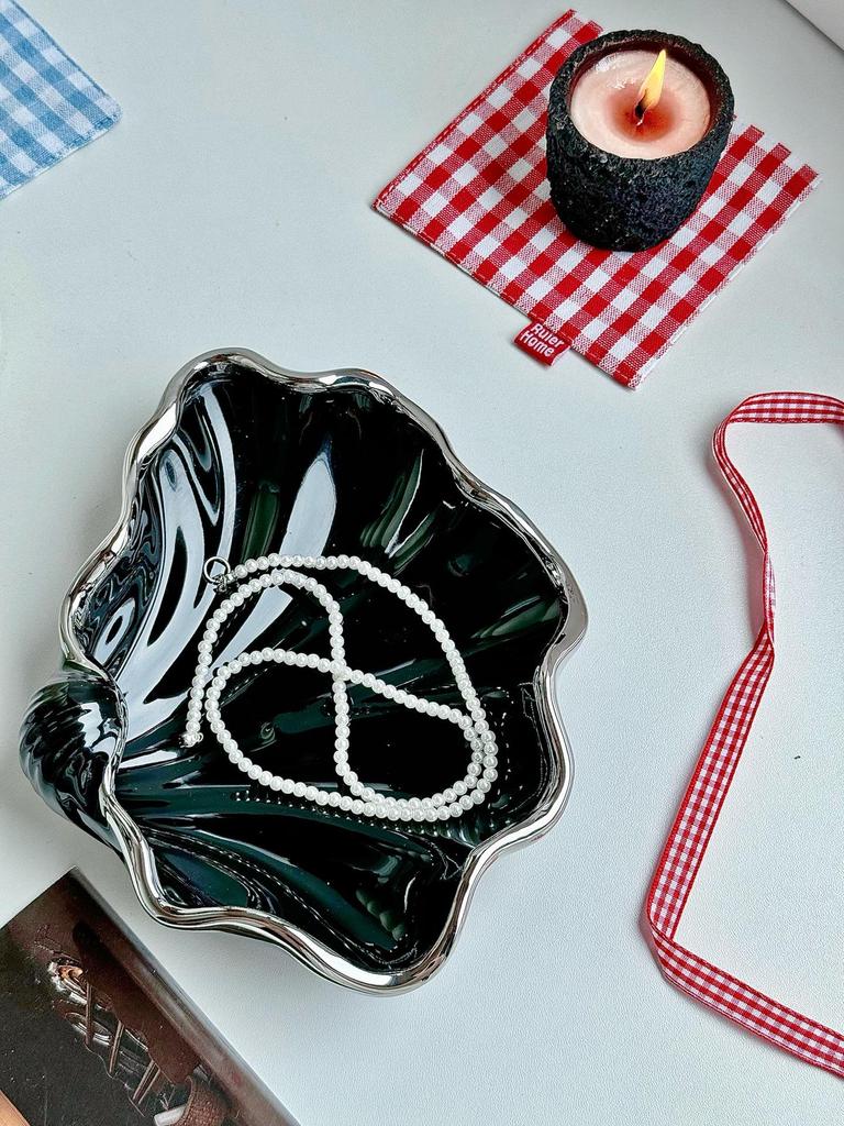 Nordic Ceramic Shell Ornament Key Holder - Desktop Decoration for Coffee Table or Entrance.