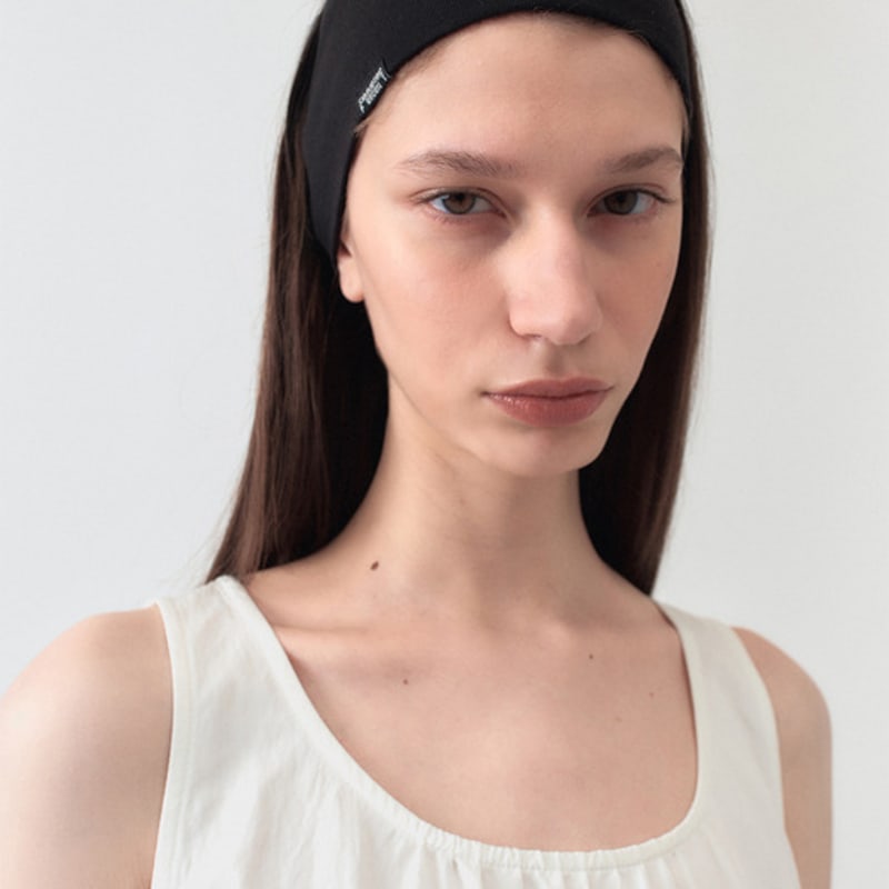 

Симметричная базовая резинка для волос / Черная F