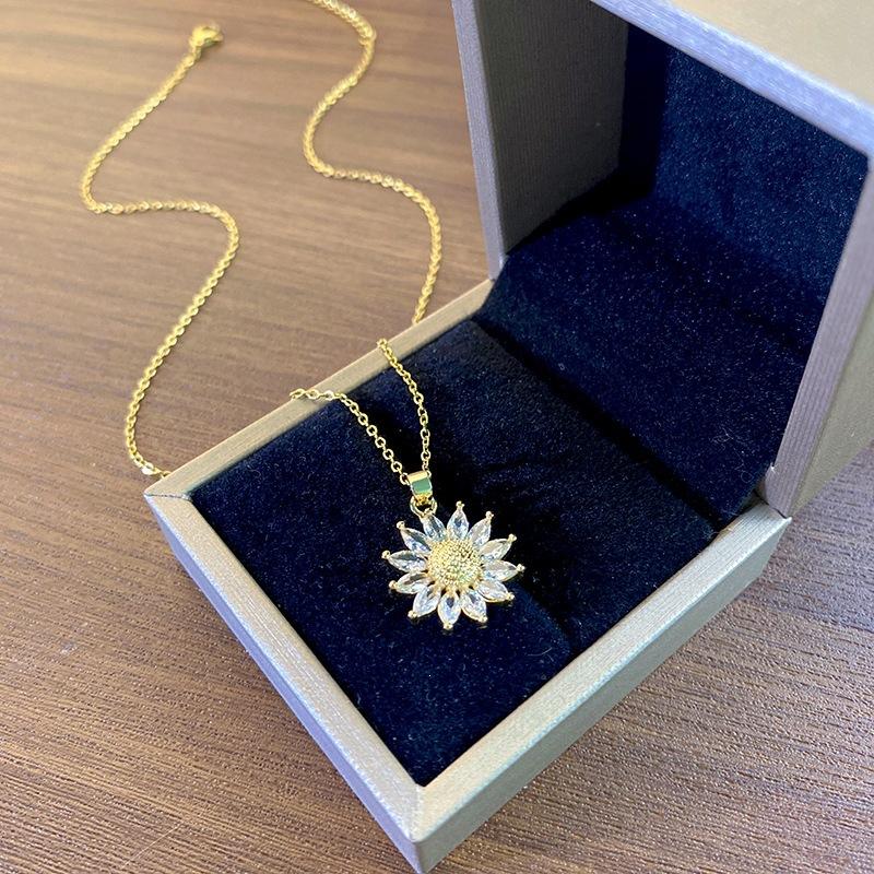 Micro Inlaid Exquisite Sunflower Necklace, Female Niche Design, Light Luxury Collarbone Chain Temperament, Versatile Accessory