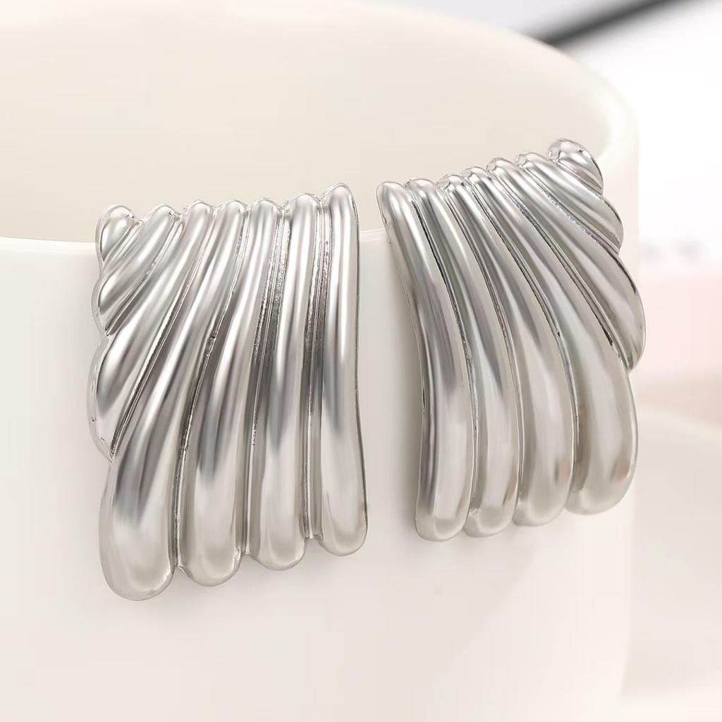 European & American Cold Style Metal Stud Earrings: Retro, High-End, Smooth Design with Personality Ear Cuffs