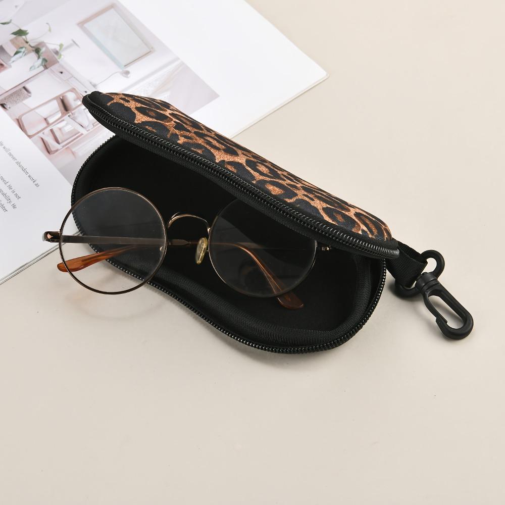 1pc Leopard Print Glasses Bag Portable Zipper Sunglasses Pouch With Carabiner Hook Anti‑Scratch Eyeglasses Protective Bag For Women Fashion Accessory