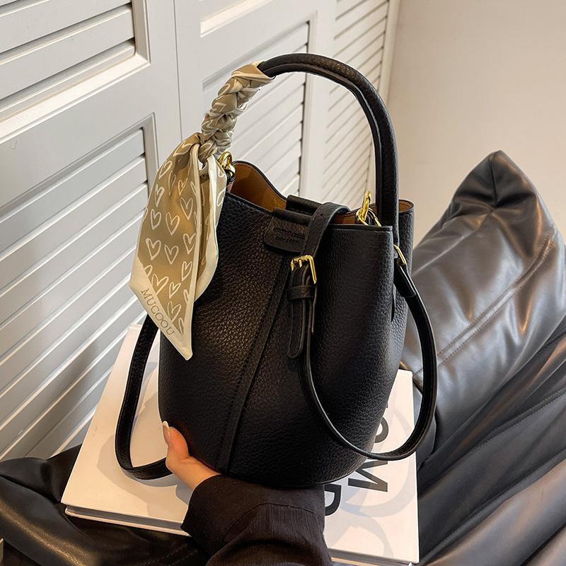 A Niche Design Bag for Summer, A Single-shoulder Crossbody Bag with A High-quality Hand-held Bucket Bag