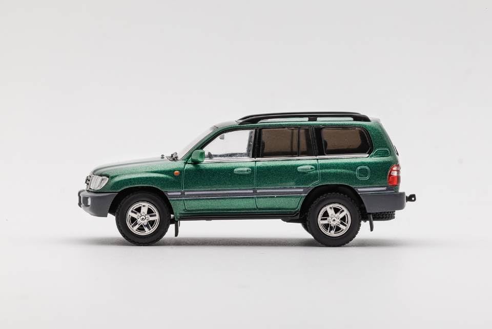 Gaincorp Products Toyota Land Cruiser 100 Zielony Produkt gotowy 1/64 - (LHD)