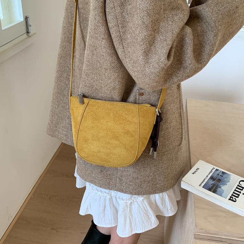 Retro bag women's 2025 new high-end shoulder bag commuter messenger bag versatile bucket bag mobile phone bag