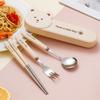 Tragbares Cartoon-Essstäbchen-, Löffel- und Gabel-Set Ein niedliches dreiteiliges Kindergeschirr für Schüler und Büroangestellte zum Mitnehmen