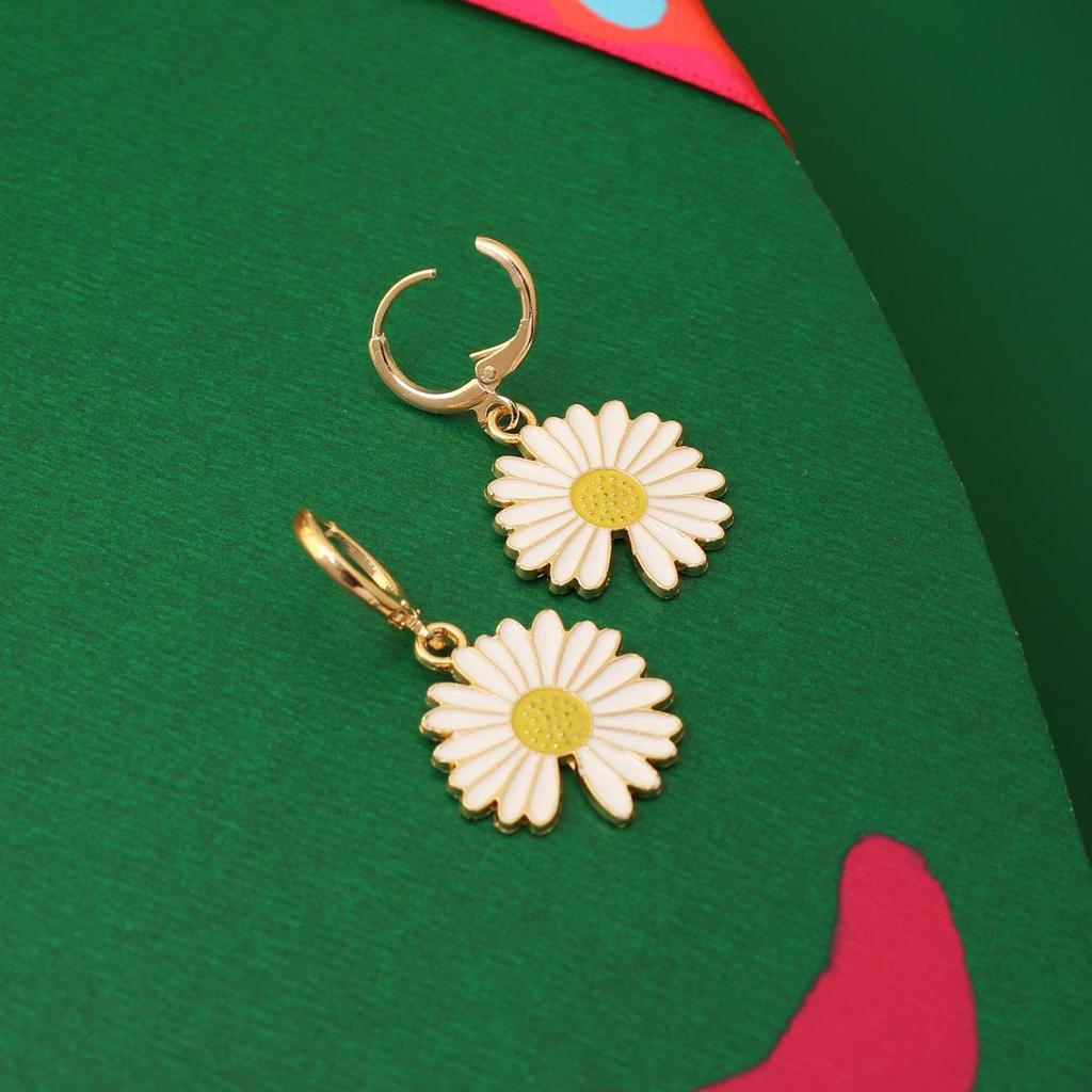 New Retro Daisy Floral Earrings – Versatile Literary Style Ear Accessories