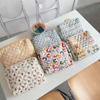Borsa per cosmetici in morbido cotone Pochette Fiori Orso Tulipani Trucco Organizer da toilette Carino Pochette per trucco a mano di grande capacità
