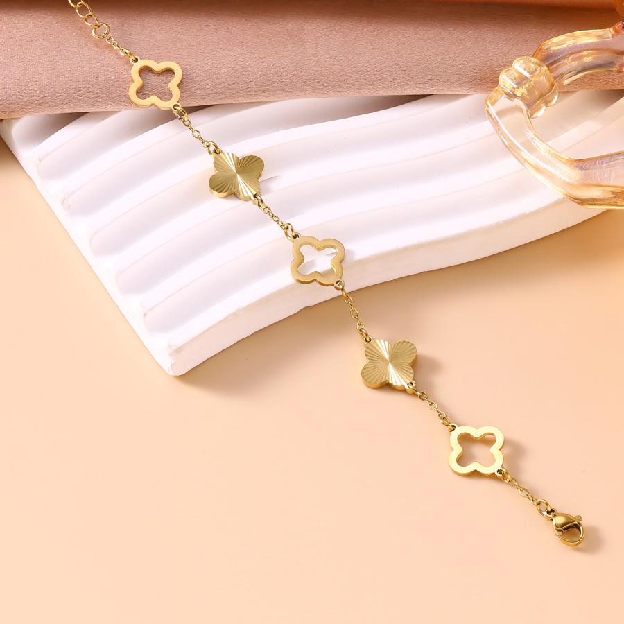 18K Gold Plated Four-Leaf Clover Engraved Bracelet for Women - Elegant Lucky Jewelry