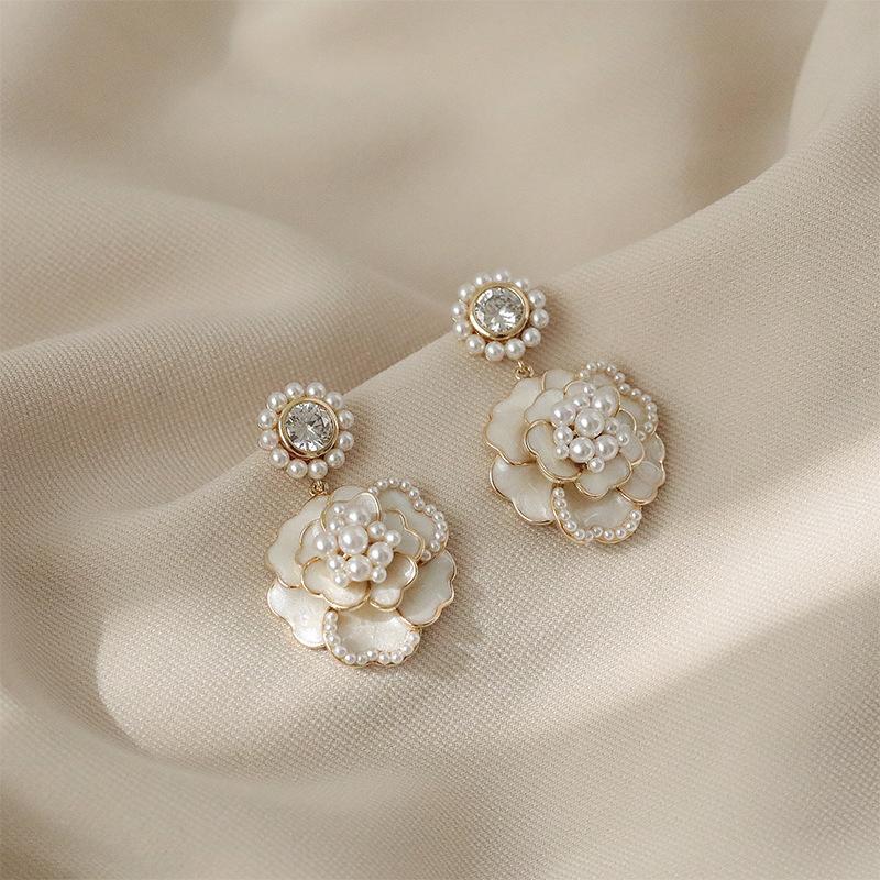 Boucles d'oreilles à tige en perles de fleur de vent parfumées à petite aiguille argentée, boucles d'oreilles légères et luxueuses, style célébrité, style rétro élégant et tendance