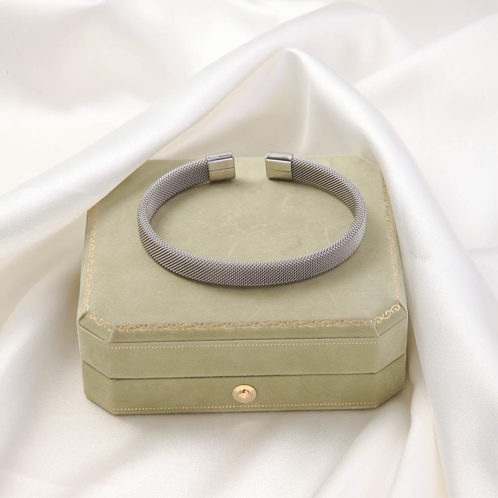 High-End European & American Titanium Steel Woven Bracelet: Non-Fading & Versatile Style for Girls