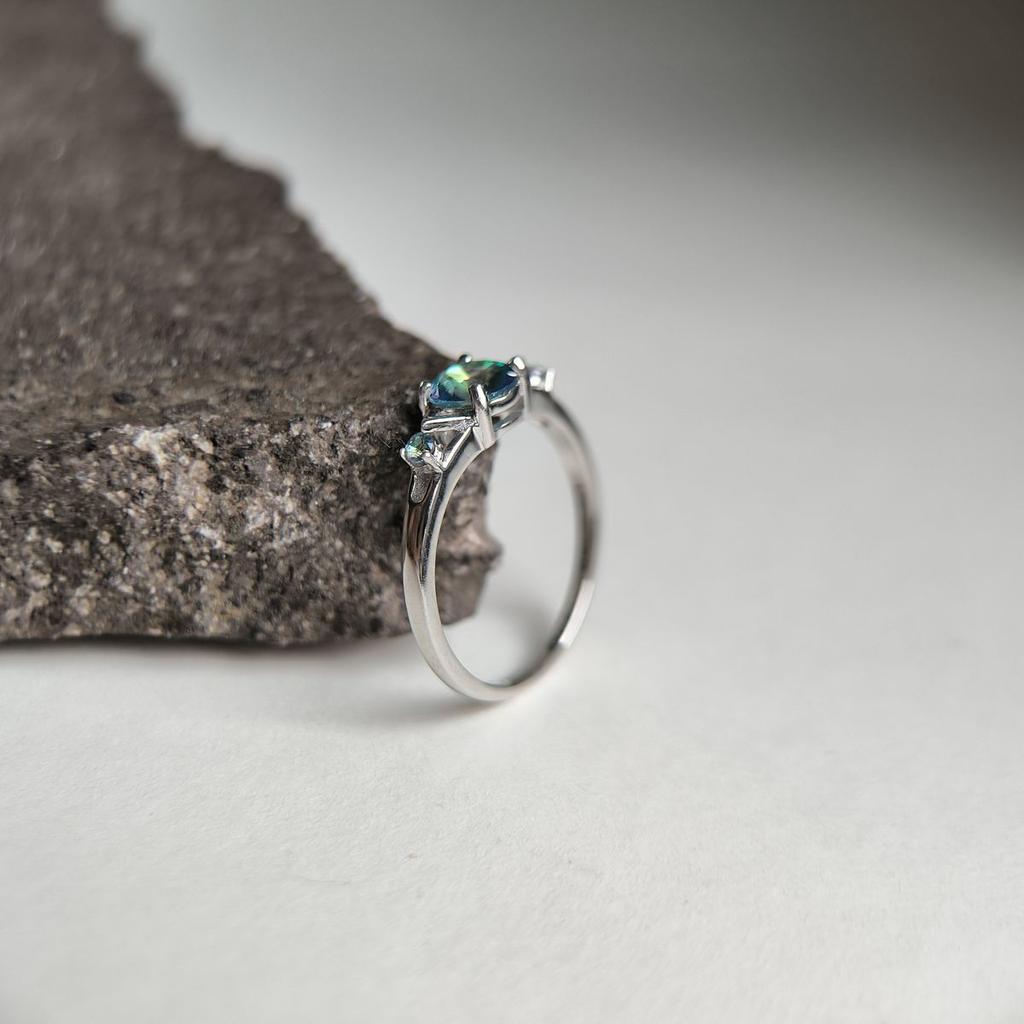 Серебряное кольцо с мистик топазом 0.642ct, вес изделия 1,94 гр (2179191)