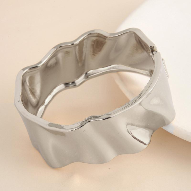 

Elegant Ladies Bracelet: Stylish, Simple, Smooth Glass Design срібний