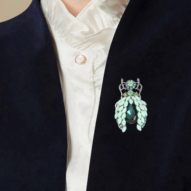 Elegant Christmas Crystal Butterfly Brooch For Women Party Dress Accessories Sparkling Lapel Pin Jewelry Gift