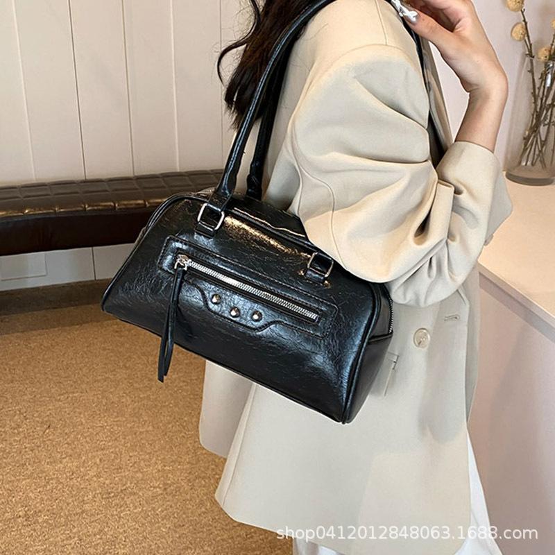 Fashion Atmospheric Handbag 2025 New Retro Oily Leather Large Capacity Shoulder Bag Women's Commuter Messenger Bag