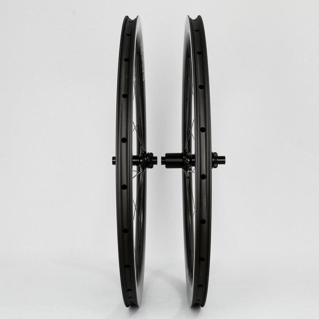 Un vélo de route avec cadre Seka noir et roues Elitewheels Drive Roues