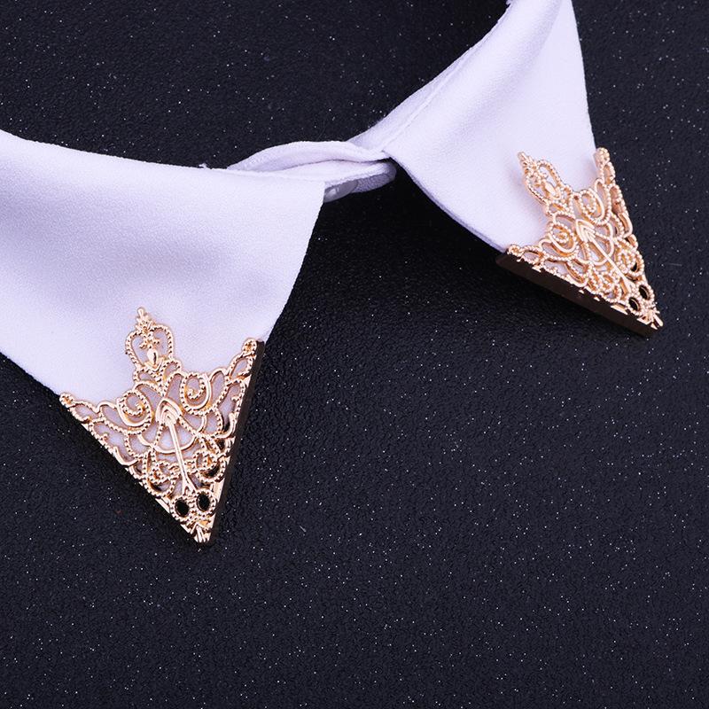 1Pair European and American Retro Pattern Triangular Collar Pin Accessories, Fashionable Men's and Women's Hollow Crown Collar Brooch Collar Corner