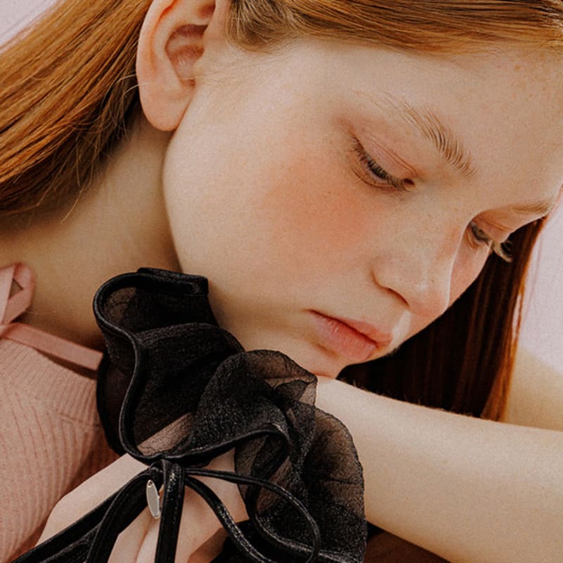 mellotory ribbon trimmed see-through scrunchie (black)