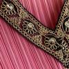 Schwarz Gold Spitzenbesatz Kaftan Abaya Damen V-Ausschnitt Fledermausärmel Quasten Saum Plissiert Lang Maxikleid Islamisch Dezent Lässig Robe