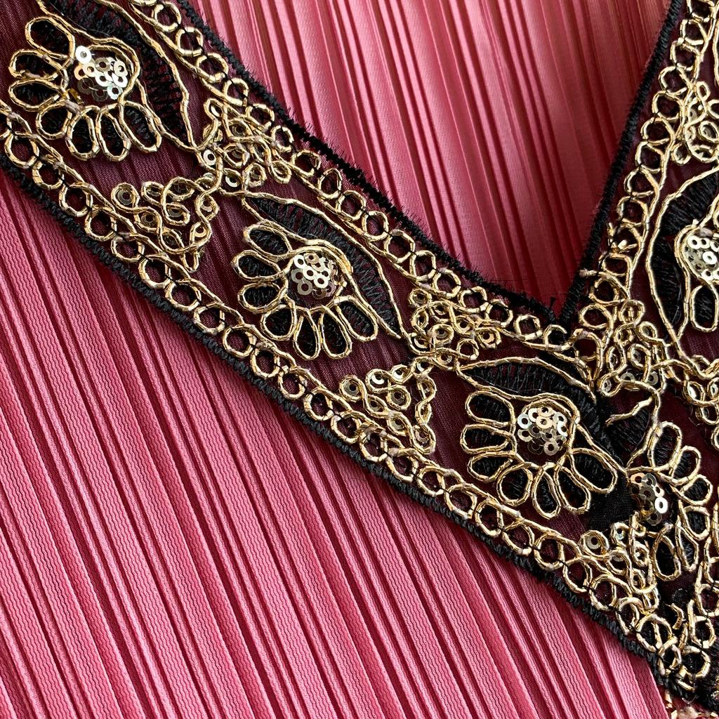 Schwarz Gold Spitzenbesatz Kaftan Abaya Damen V-Ausschnitt Fledermausärmel Quasten Saum Plissiert Lang Maxikleid Islamisch Dezent Lässig Robe