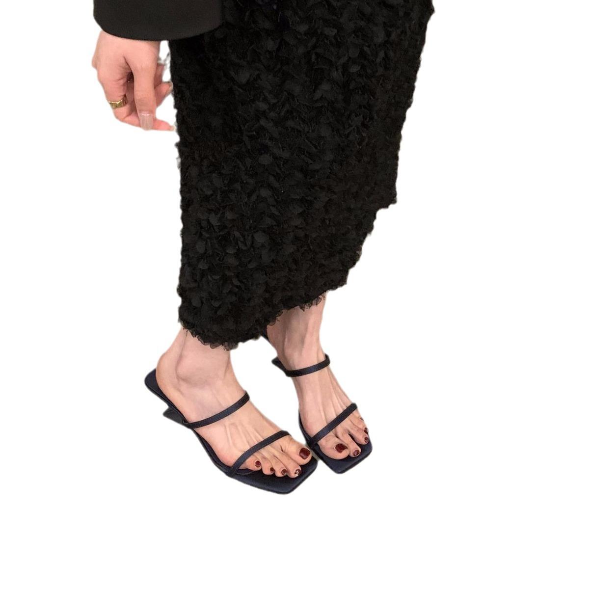 Модные женские босоножки на низком каблуке с открытым носком — фото 6