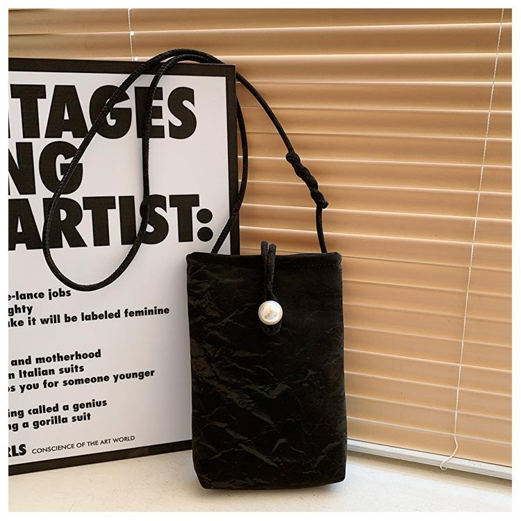 

2025 новый темпераментный модный дизайн на одно плечо через плечо в иностранном стиле однотонный ретро свежий подмышечный текстурный кроссбоди сумка чёрный