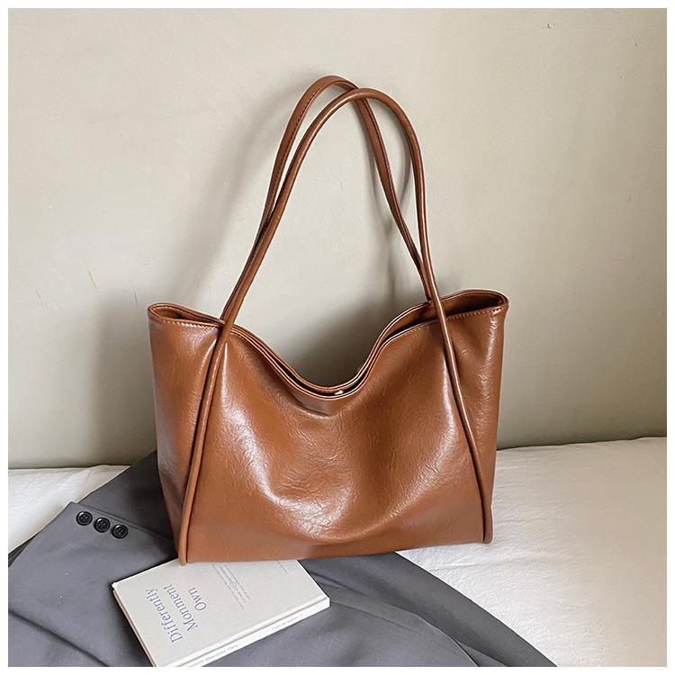 

Корейская версия сумка женская 2025 осень новая портативная ретро сумка под мышкой нишевая большая вместимость плечевая повседневная сумка-тоут темно-коричневого