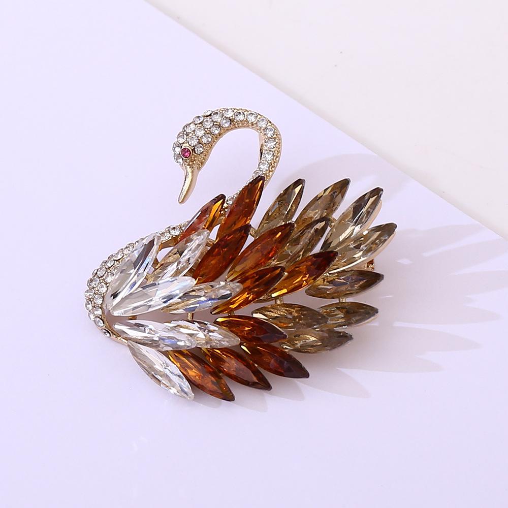 Брошь Хрустальный Лебедь: Косаж с градиентными стразами для женских пальто