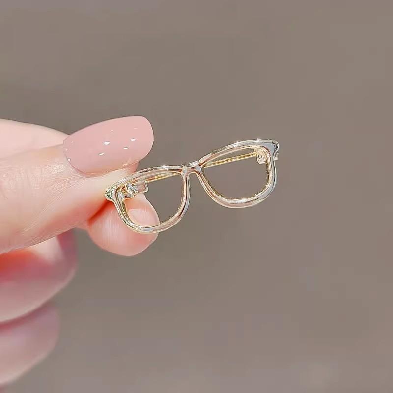 2pcs Glasses Shaped Brooches Lapel Pins Small Decorative Pins for Clothing Accessories Safety Pins for Securing Clothes and Bags