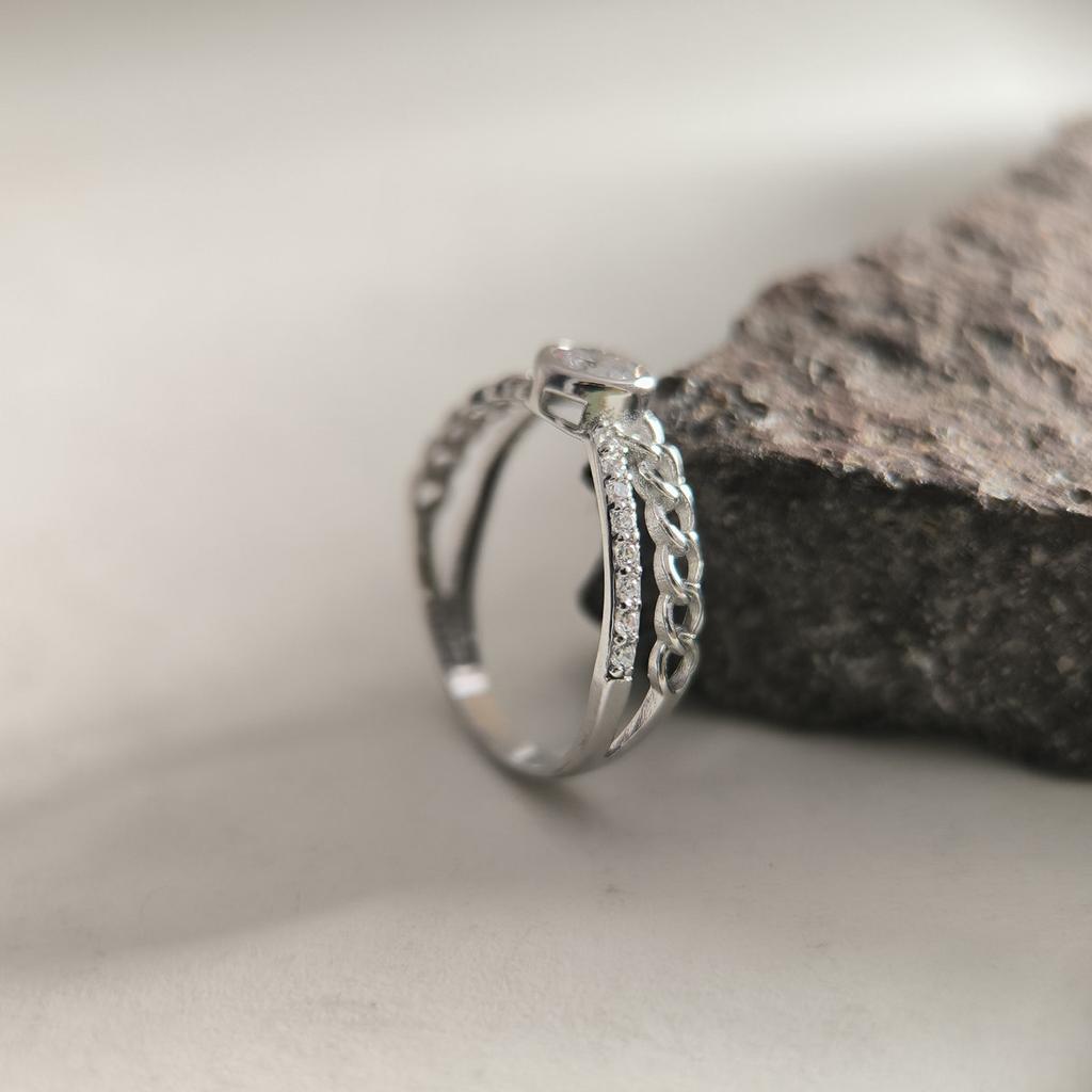 Серебряное кольцо с фианитами, вес изделия 1,96 гр (2197768)