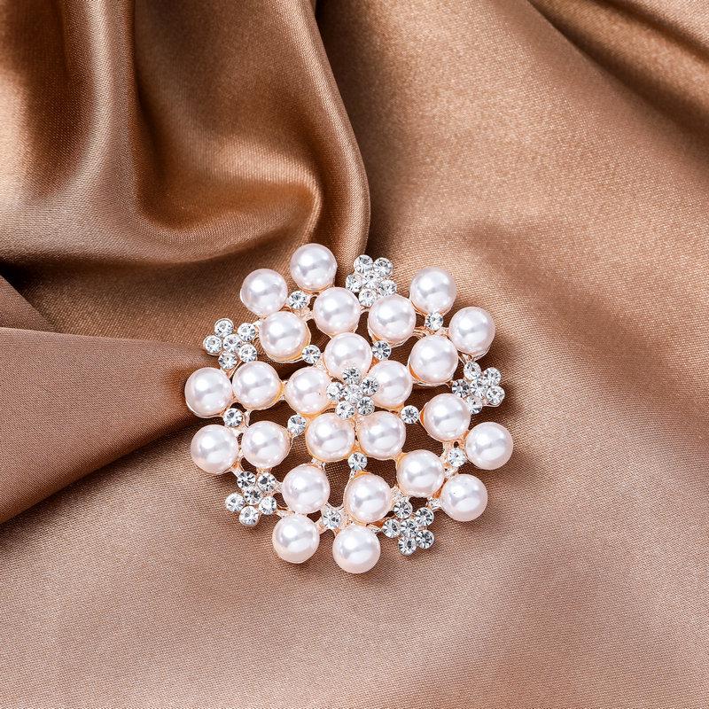 2022 New Creative Luxury Pearl Brooches Pins For Women Elegant Rhinestone Snowflakes Flower Accessories Lady Wedding Party Gift