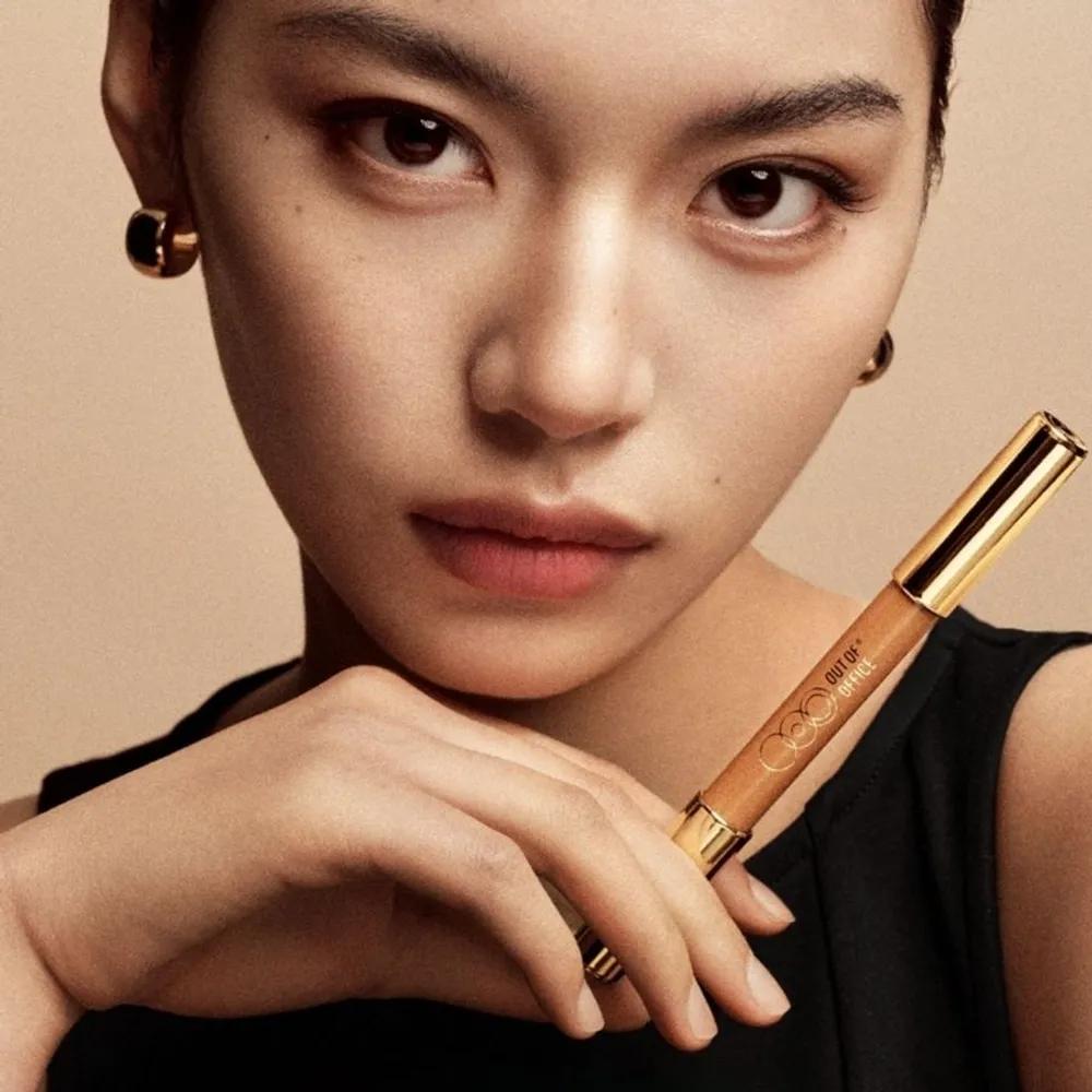 

OUT OF OFFICE Double Head Contour Pen Shading Pencil Shading Stick Y01 Mousse Purple + Free Pink