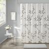 Rideau de douche élégant Gris Feuille pour une salle de bain moderne, avec des branches et des feuilles délicates sur un fond blanc doux