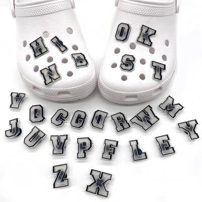 Leuchtende Buchstaben Serie Clog Anhänger: PVC-Weichgummi Schuhblumen und Schnallen