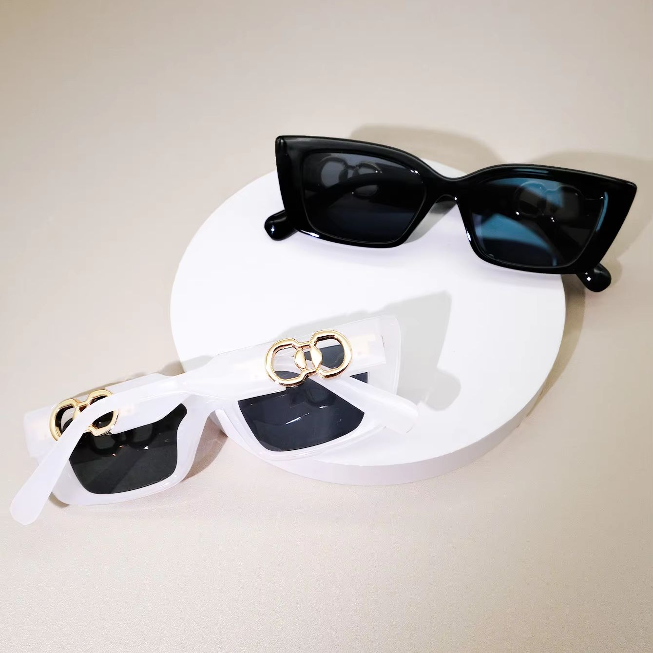 

2 шт. Пластиковая оправа Маленькие прямоугольные дужки Металлическая двойная кольцевая отделка Пляжная вечеринка Отпуск Солнцезащитные очки