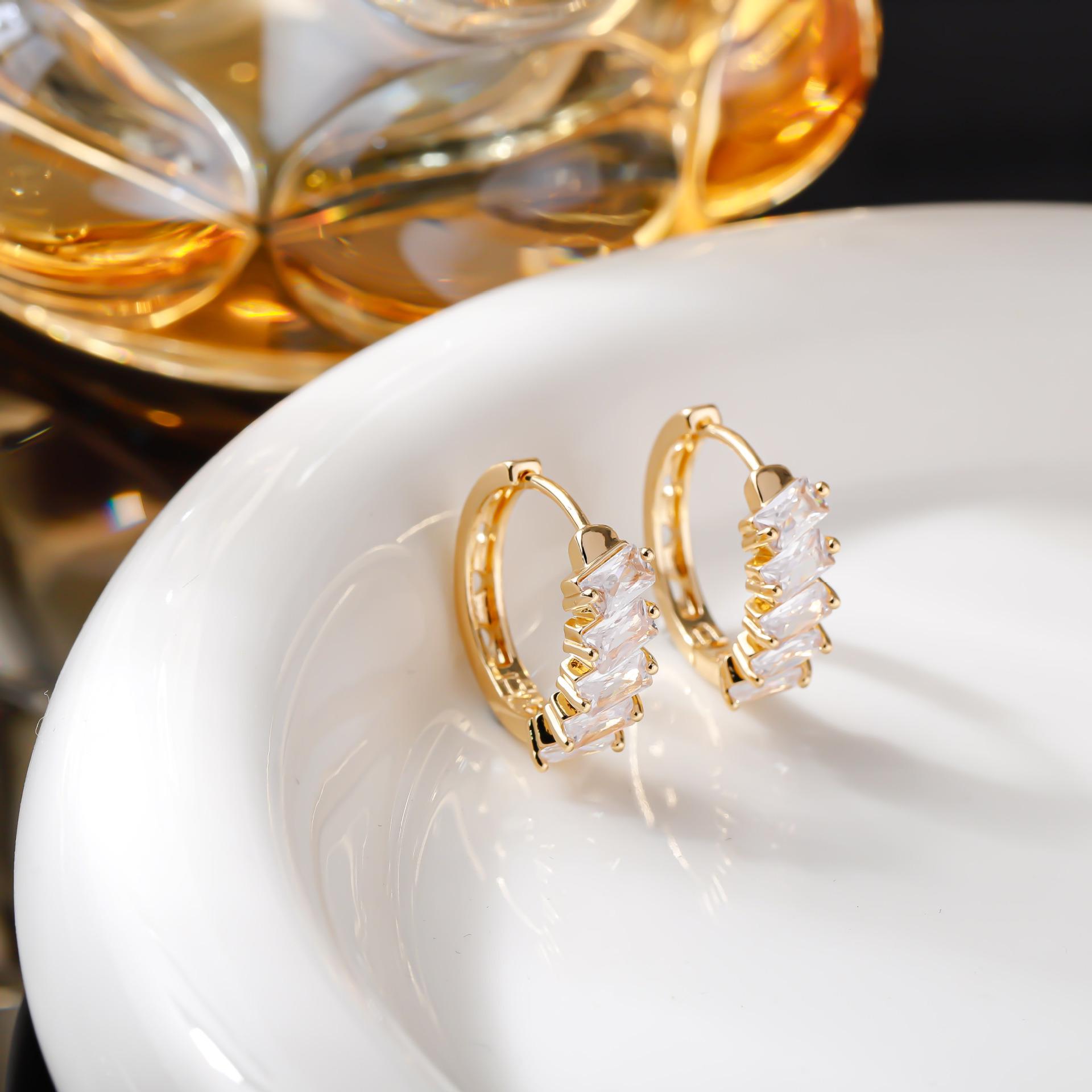 Niche Design French-Style Round Cubic Zirconia Earrings for Women, High-End Feel, New 2024 Collection.