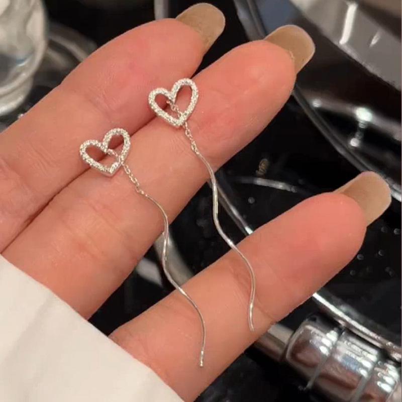 Sparkling Frosted Heart Wave Earrings – Minimalist, Versatile, Niche Cool Style