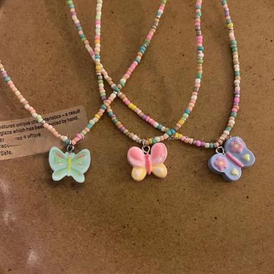 Bonbonfarbenes Perlen-Schmetterlings-Halsketten für Mädchen, Ein kleines und einzigartiges Stück, das süß und niedlich ist, Geeignet für einen Teenager-Mädchen-Stil.