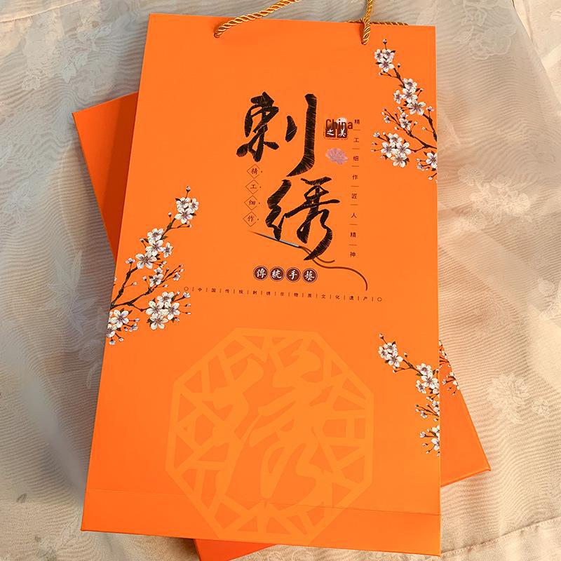 

Оранжевый вышитый круглый китайский веер в подарочной коробке с подставкой